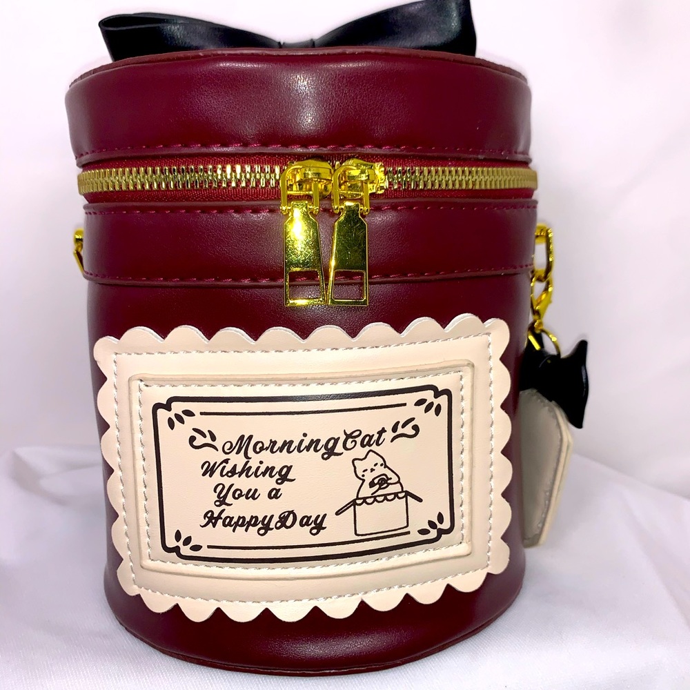 Trunk style handbag